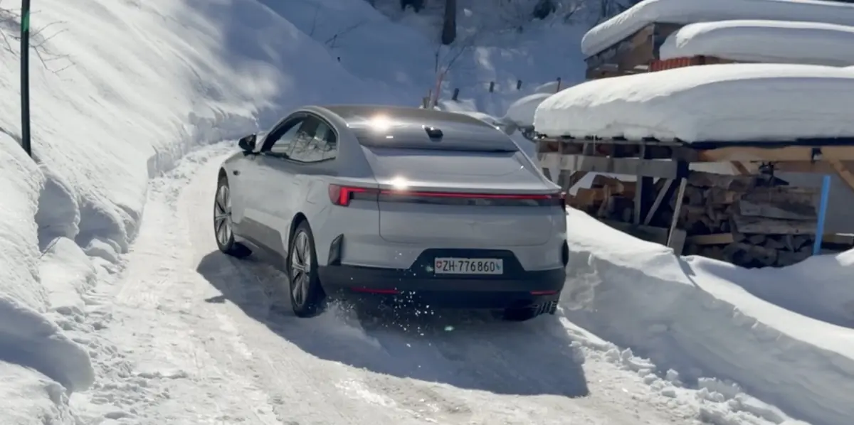 On a plant&eacute; une Polestar 4 Propulsion dans la neige pour tester les chaussettes ISSE (vid&eacute;o)