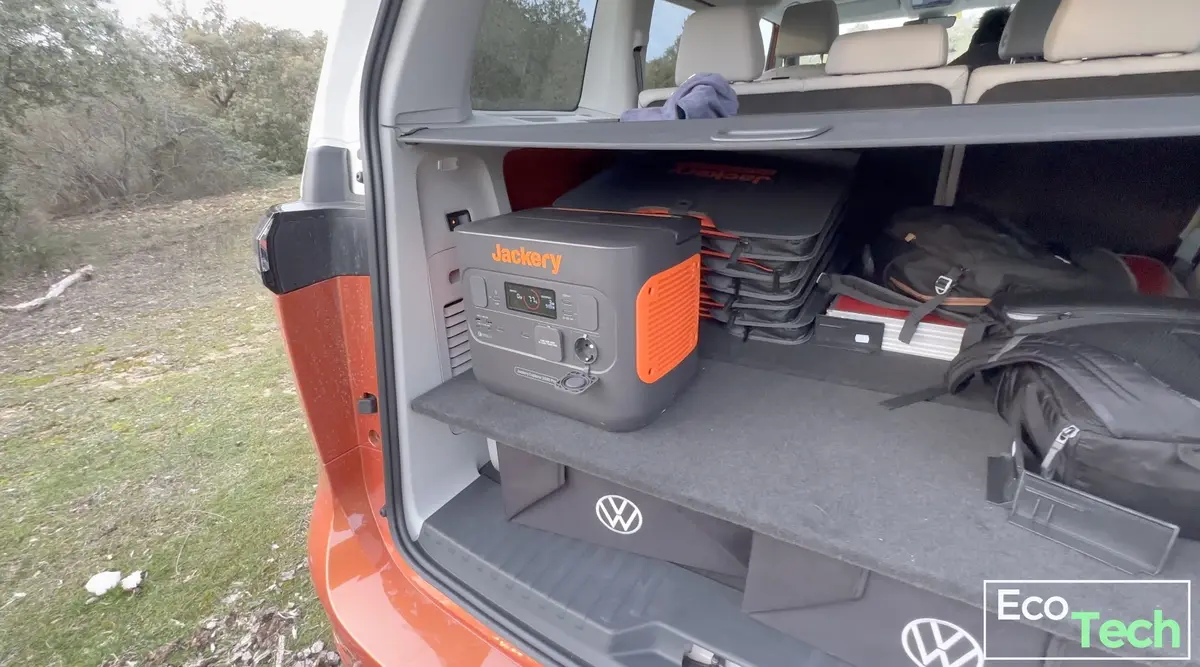 Test batterie Jackery Explorer 2000 Pro : on charge un van électrique avec des panneaux solaires