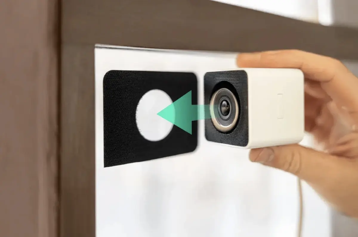 Cette caméra de sécurité surveille dehors... depuis l'intérieur