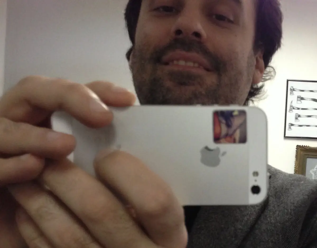 Je collais d&eacute;j&agrave; des stickers sur mon iPhone 5 en 2013 ha ha