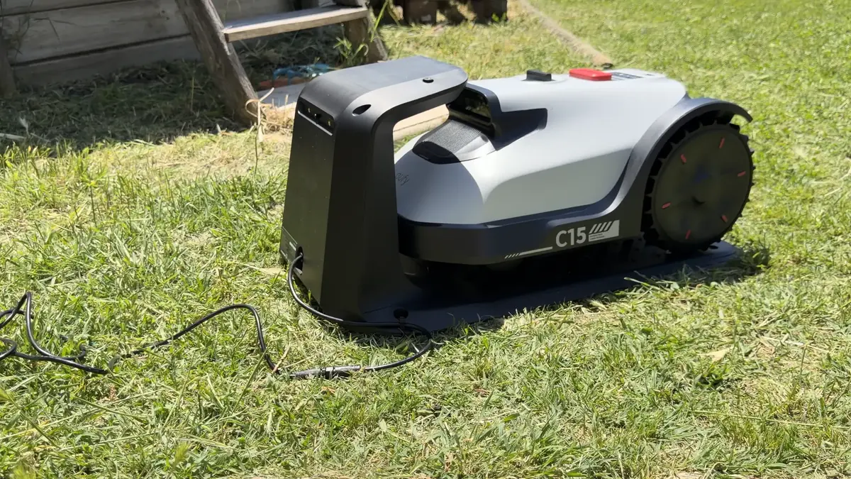 Test Eufy C15&nbsp;: le premier robot-tondeuse d&rsquo;Anker peut-il convaincre&nbsp;?