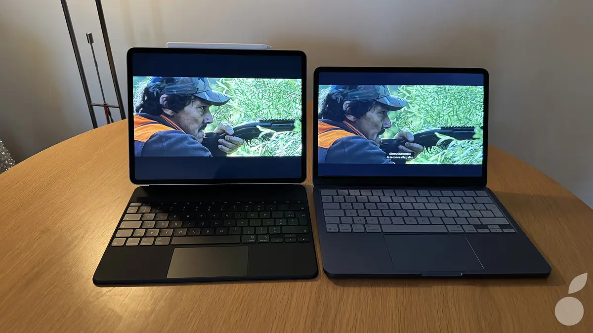 De gauche &agrave; droite&nbsp;: petite comparaison entre l'iPad Air M4 et le MacBook Neo (luminosit&eacute; &agrave; fond)