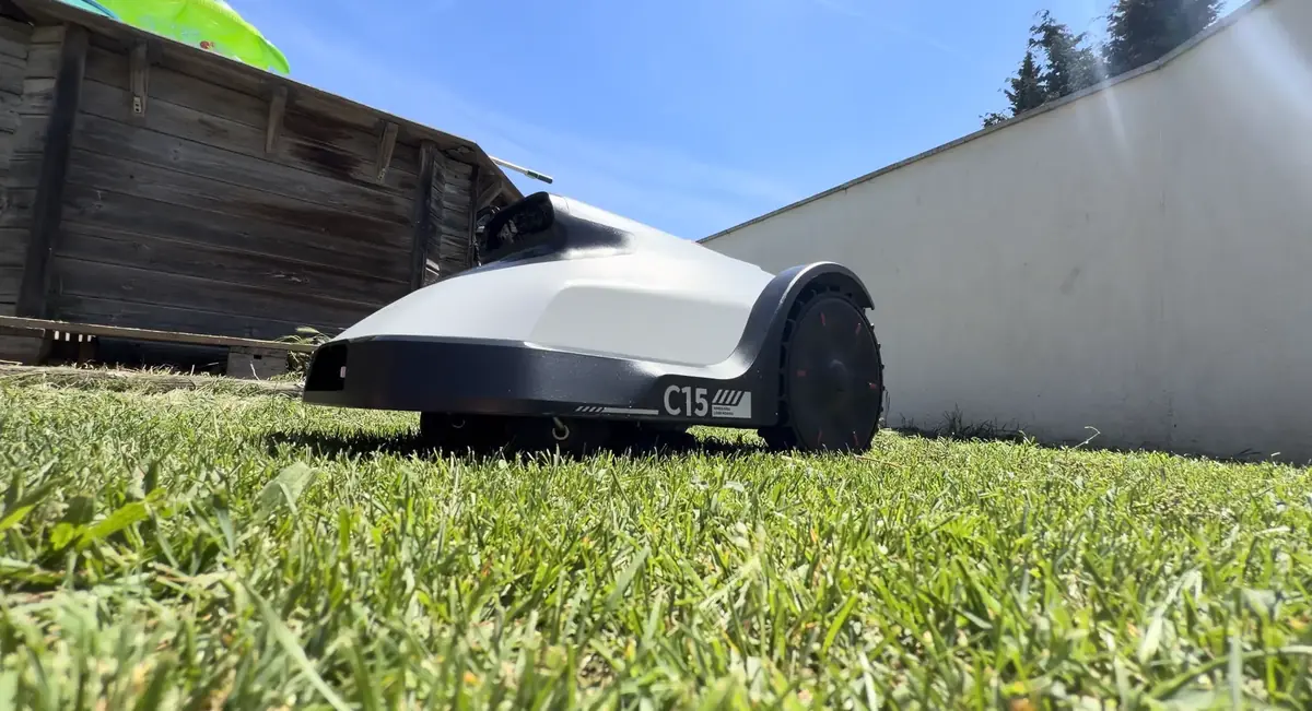 Test Eufy C15&nbsp;: le premier robot-tondeuse d&rsquo;Anker peut-il convaincre&nbsp;?