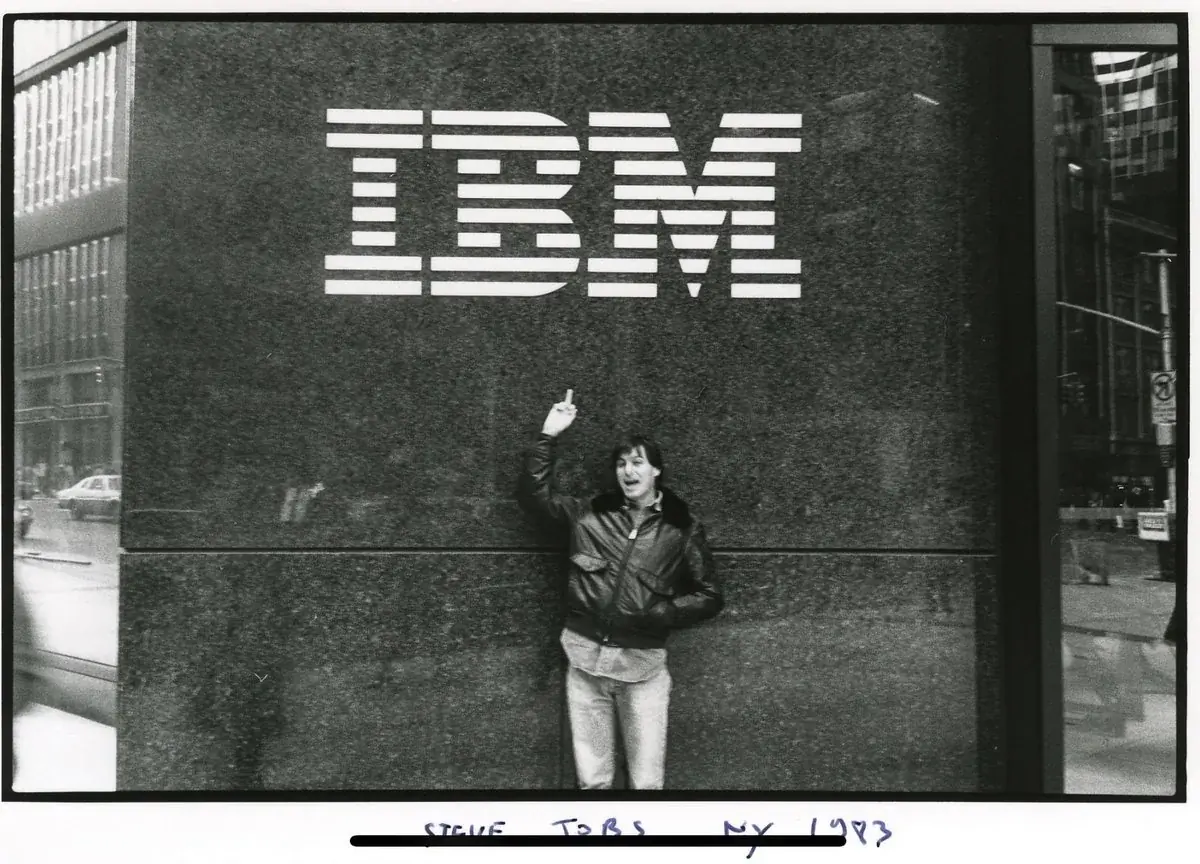 Steve Jobs, montrant tout le respect qu'il a pour IBM.