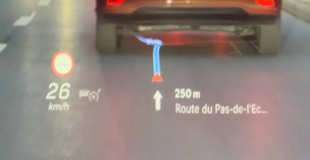 Mercedes a mis un iPad et Face ID dans son CLA&nbsp;! (Test des &eacute;crans Mercedes 2026)