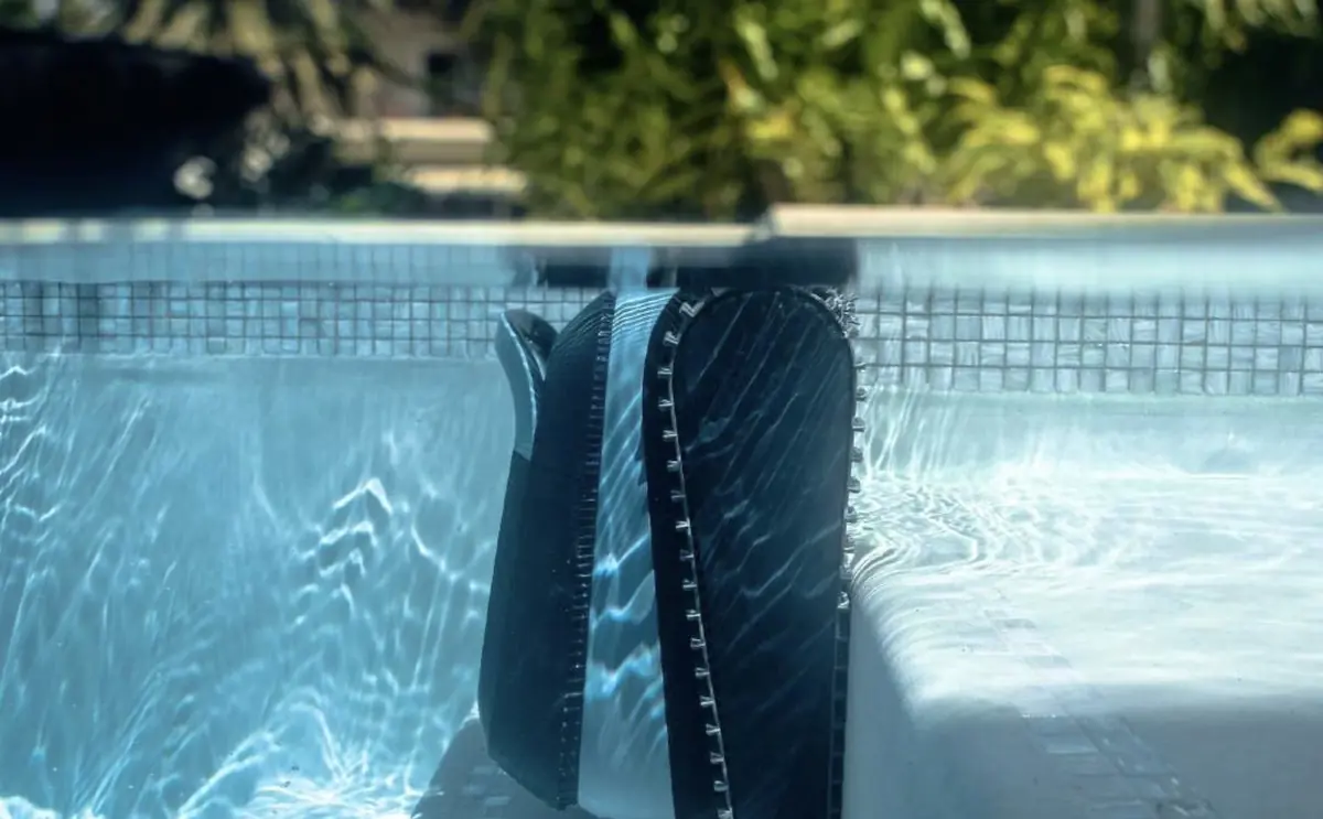 Maytronics lance le Dolphin EON, un robot piscine qui nettoie d&egrave;s 20 cm d'eau