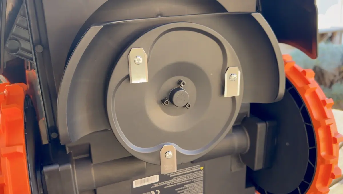 Test du robot-tondeuse Segway-Navimow i105 à 649€ : le BON PLAN pour le BLACK FRIDAY !