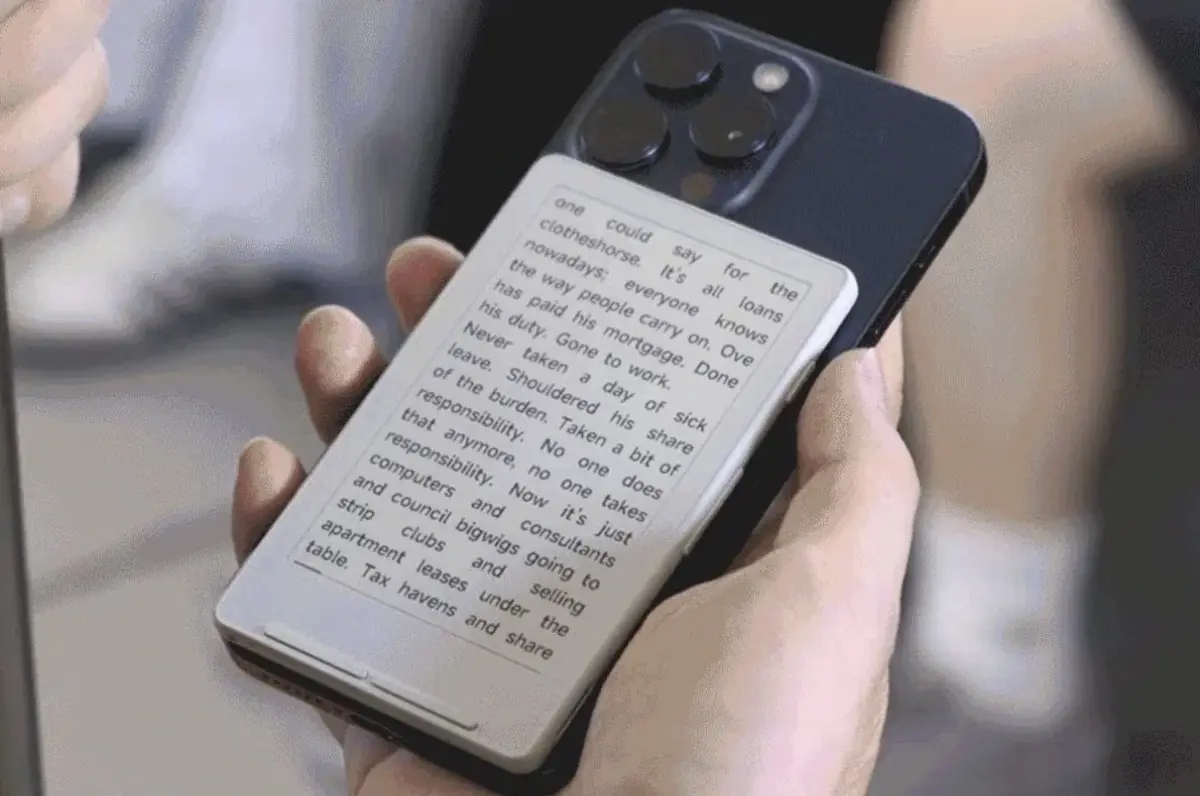 Cette mini liseuse e-ink se colle à votre iPhone grâce au MagSafe !