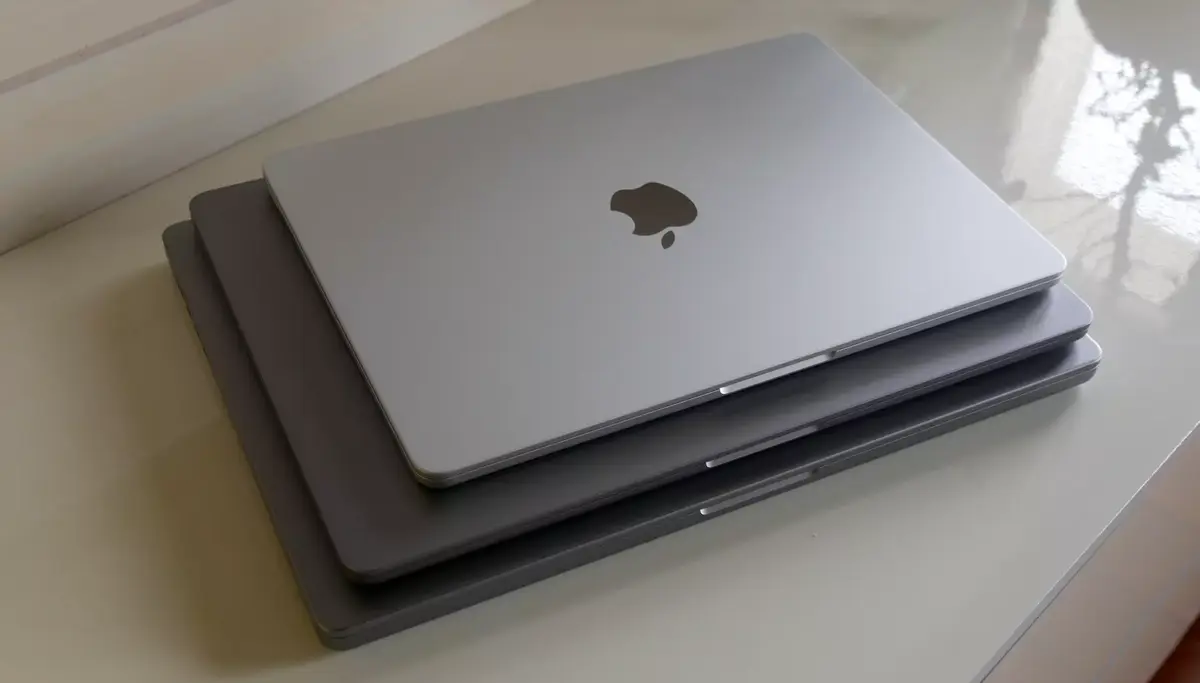 Apple MacBook Air et MacBook Pro empilés différence taille