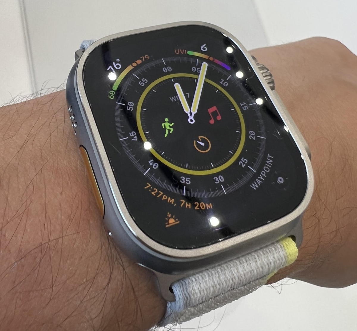 La grosse Apple Watch Ultra "en vrai", l'iPhone 14 et les AirPods Pro 2