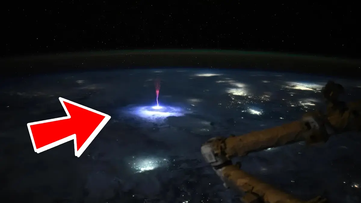 Mais c’est quoi cette « méduse rouge » géante photographiée depuis l'espace par une astronaute ?!