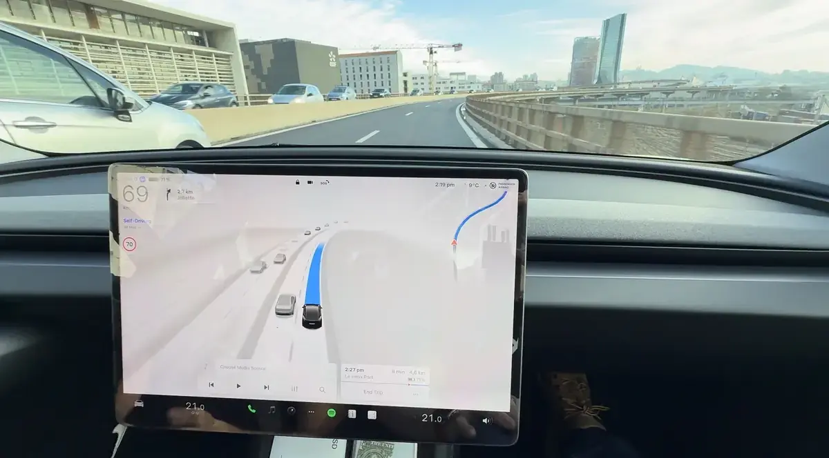 Suisse : on peut enfin tester la conduite Tesla FSD 100% autonome !
