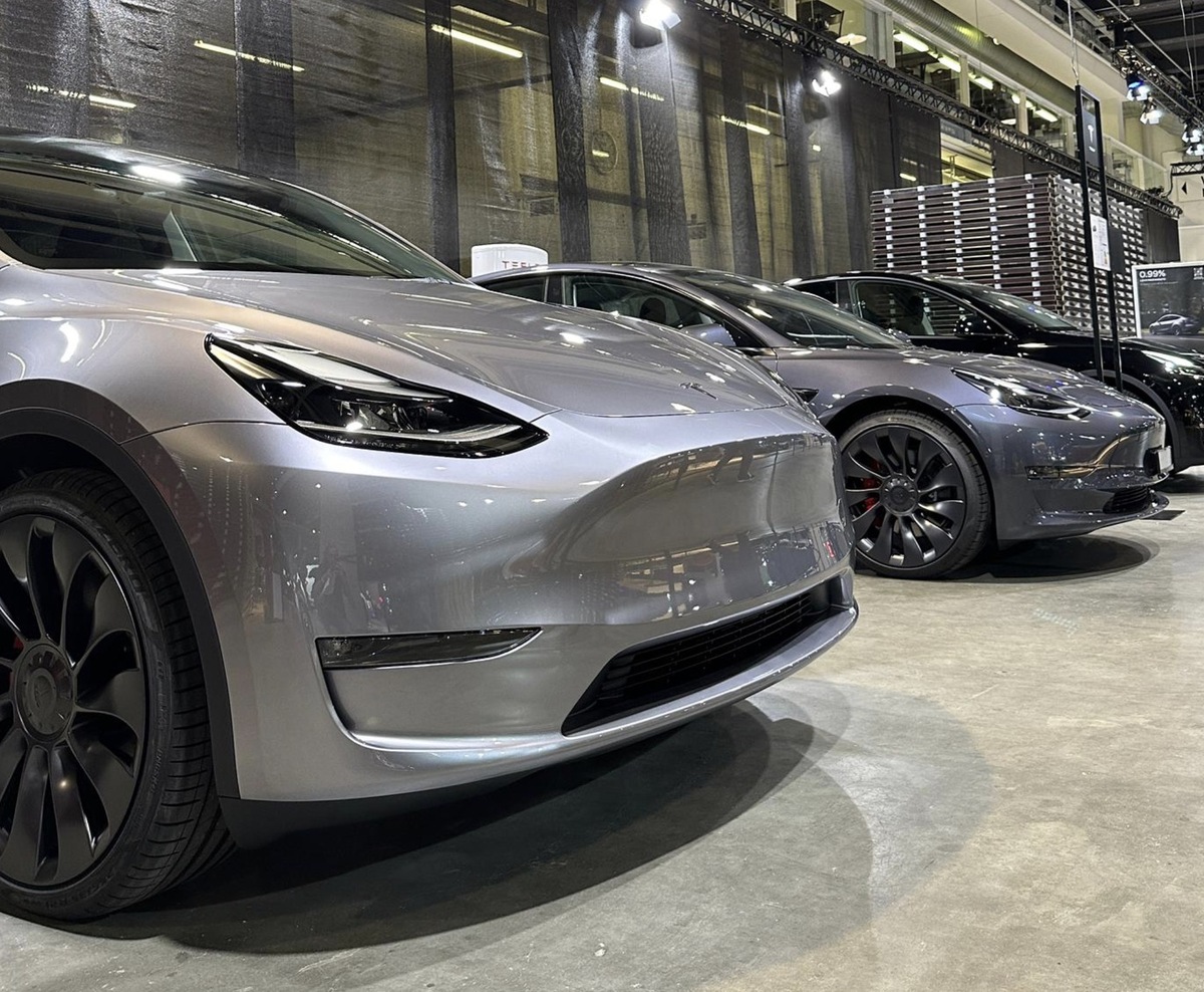 L'image soir voici la nouvelle couleur gris Quicksilver du Tesla