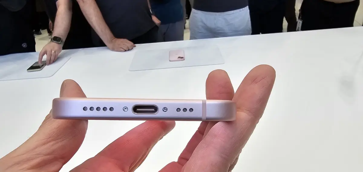 Les premières photos de l'iPhone 15 Pro en titane et du port USB C