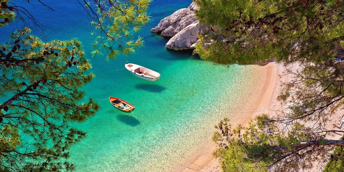 En même temps Brela ne ressemble pas beaucoup aux Deux-Sèvres, avec tout le respect que je dois aux Deux-Sèvres.