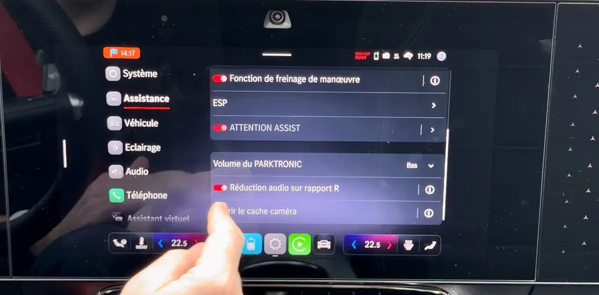 Mercedes a mis un iPad et Face ID dans son CLA&nbsp;! (Test des &eacute;crans Mercedes 2026)