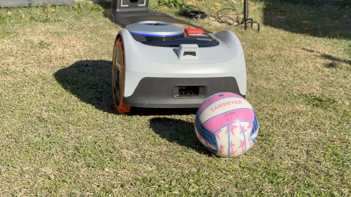 Test du robot-tondeuse Segway-Navimow i105 à 649€ : le BON PLAN pour le BLACK FRIDAY !