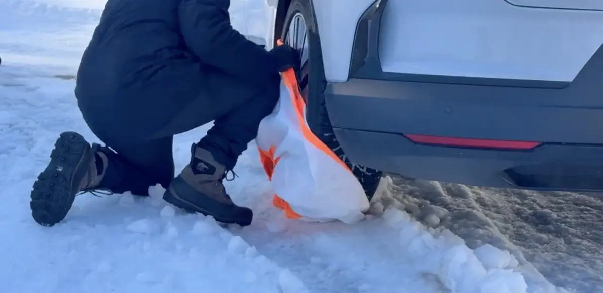 On a plant&eacute; une Polestar 4 Propulsion dans la neige pour tester les chaussettes ISSE (vid&eacute;o)