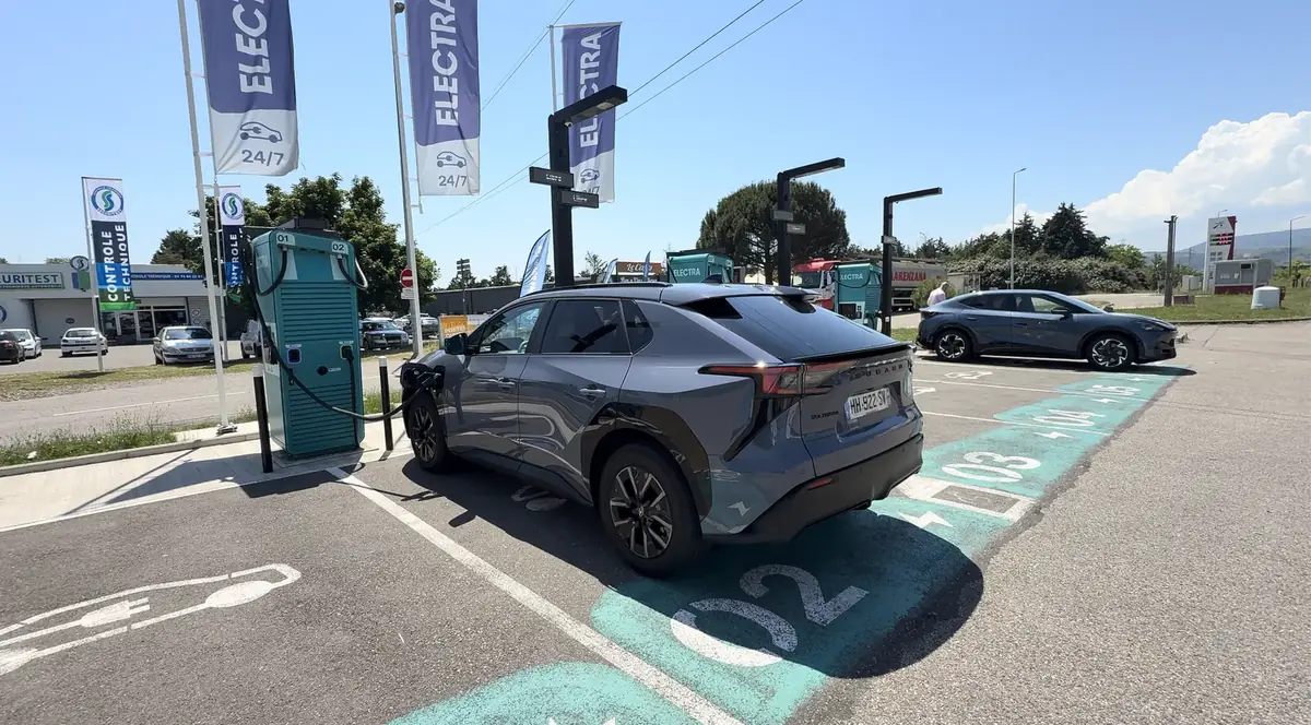 Des p&eacute;nalit&eacute;s financi&egrave;res pour les squatteurs de bornes de recharge chez Electra