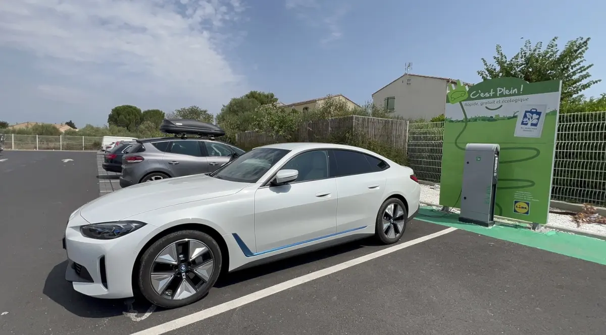 Bornes de recharge en vacances : 2022, premier été chaotique pour les voitures électriques