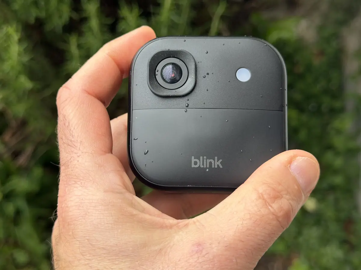 Test de la cam&eacute;ra Blink 2K+ ext&eacute;rieure, simple &agrave; utiliser, mais un abonnement quasi obligatoire