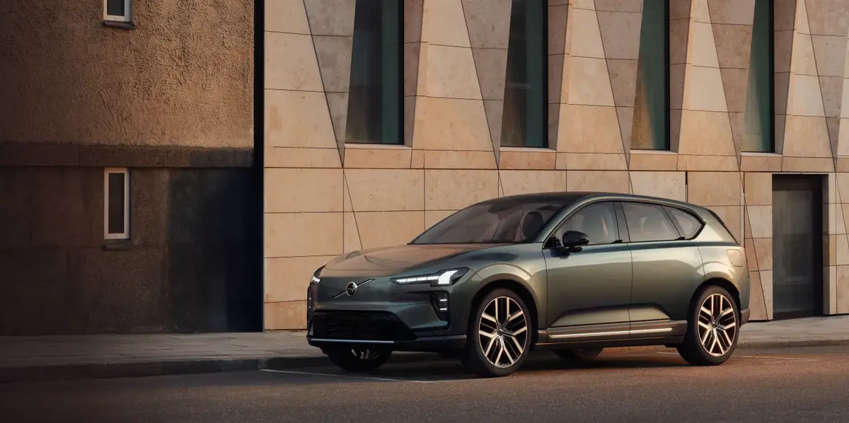 Volvo EX60 2026&nbsp;: 680 ch, 800V, &eacute;cran convexe, 810 km d'autonomie, et sans bug&nbsp;?