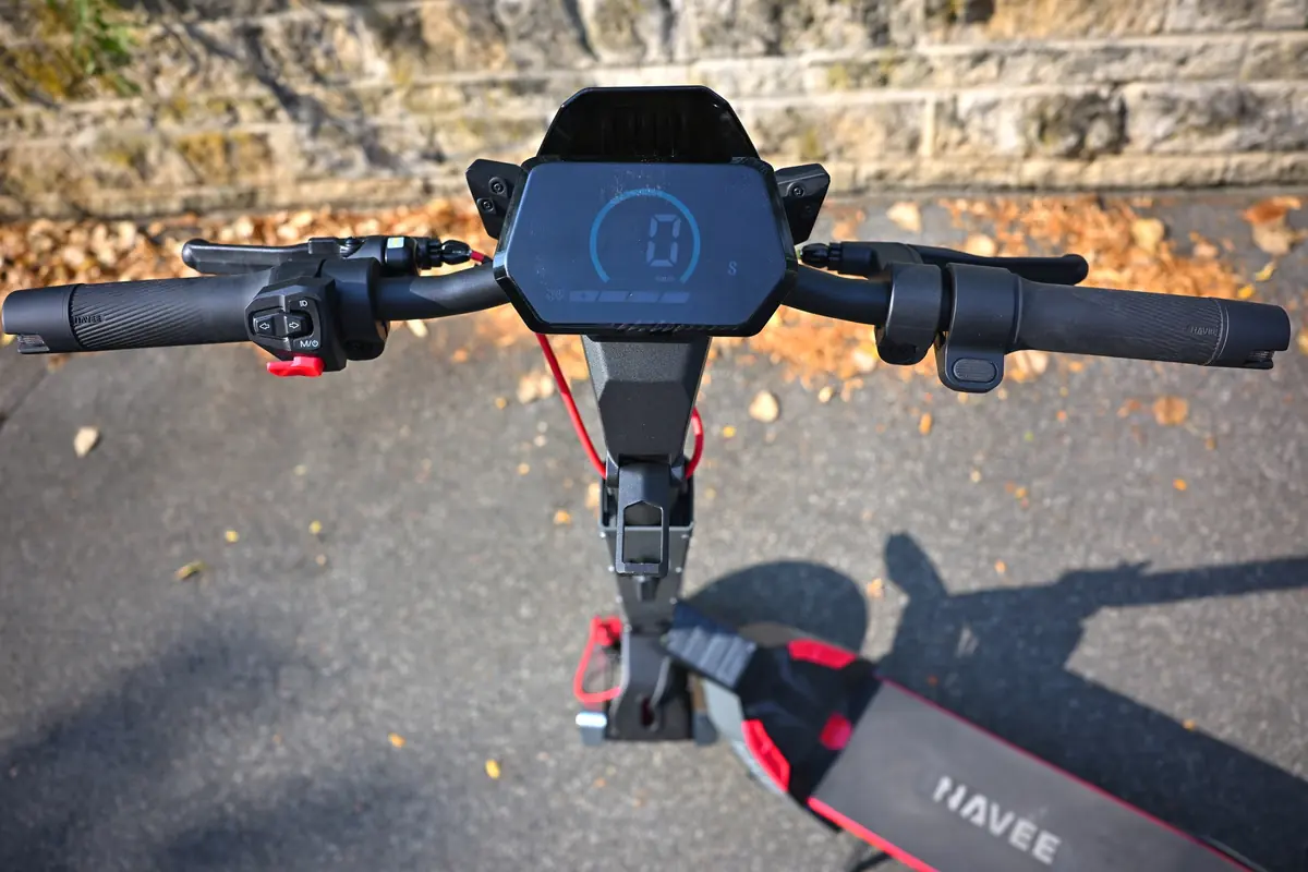 Test Navee XT5 Ultra&nbsp;: deux moteurs et un confort de scooter