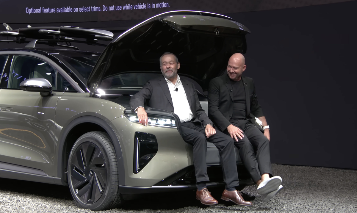 Ridicule ou pas ? On peut s'assoir dans le Frunk de la nouvelle Lucid Gravity SUV