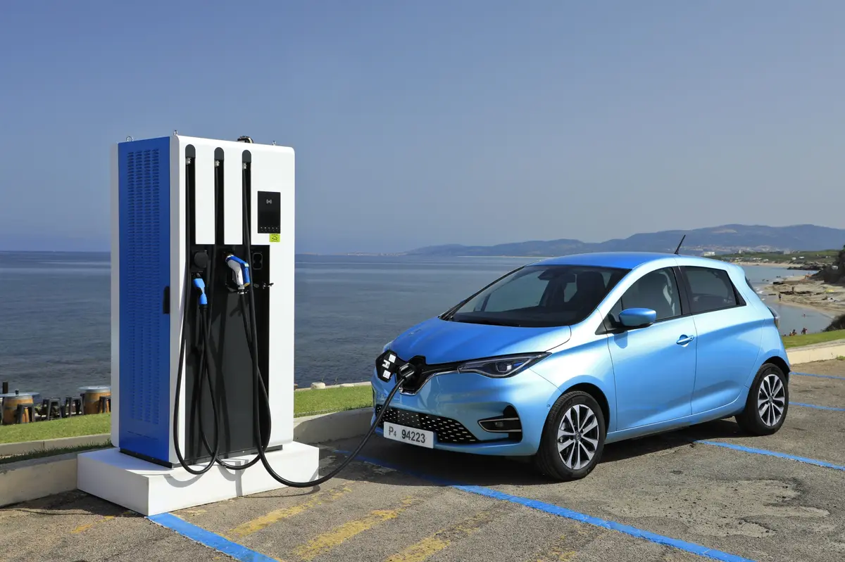 VE : 10 ans après Tesla, Renault va enfin créer son réseau de bornes de recharge rapide