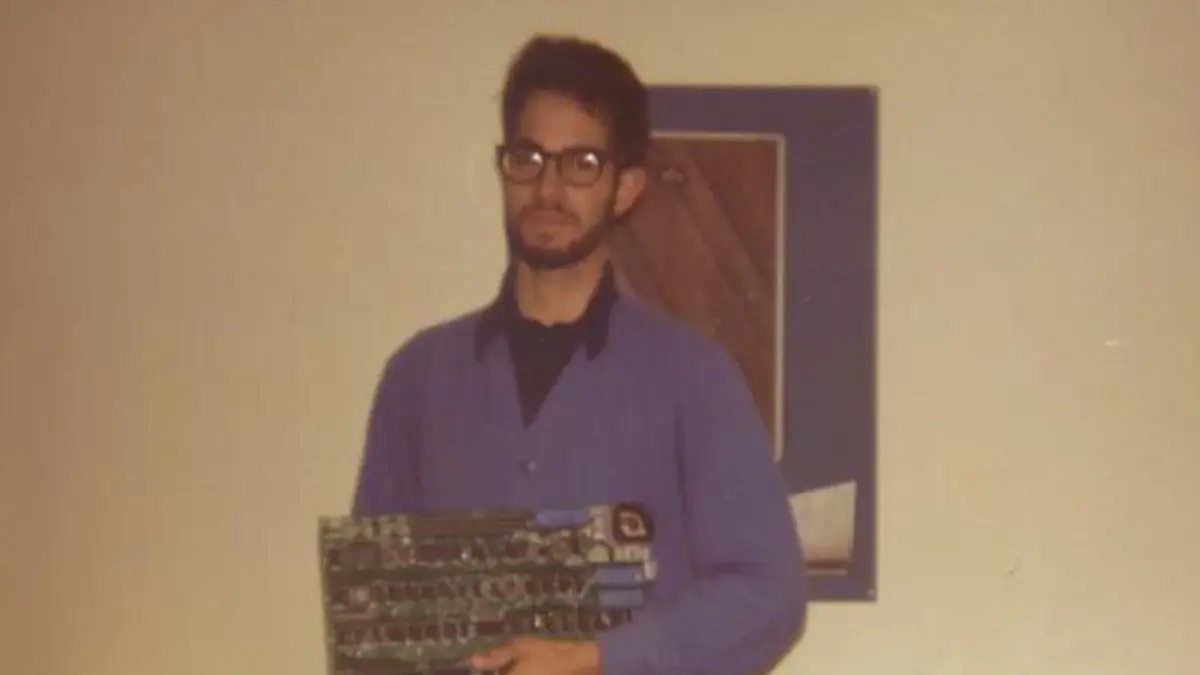 Bill Fernandez avec la carte de l'Apple I dans les mains.