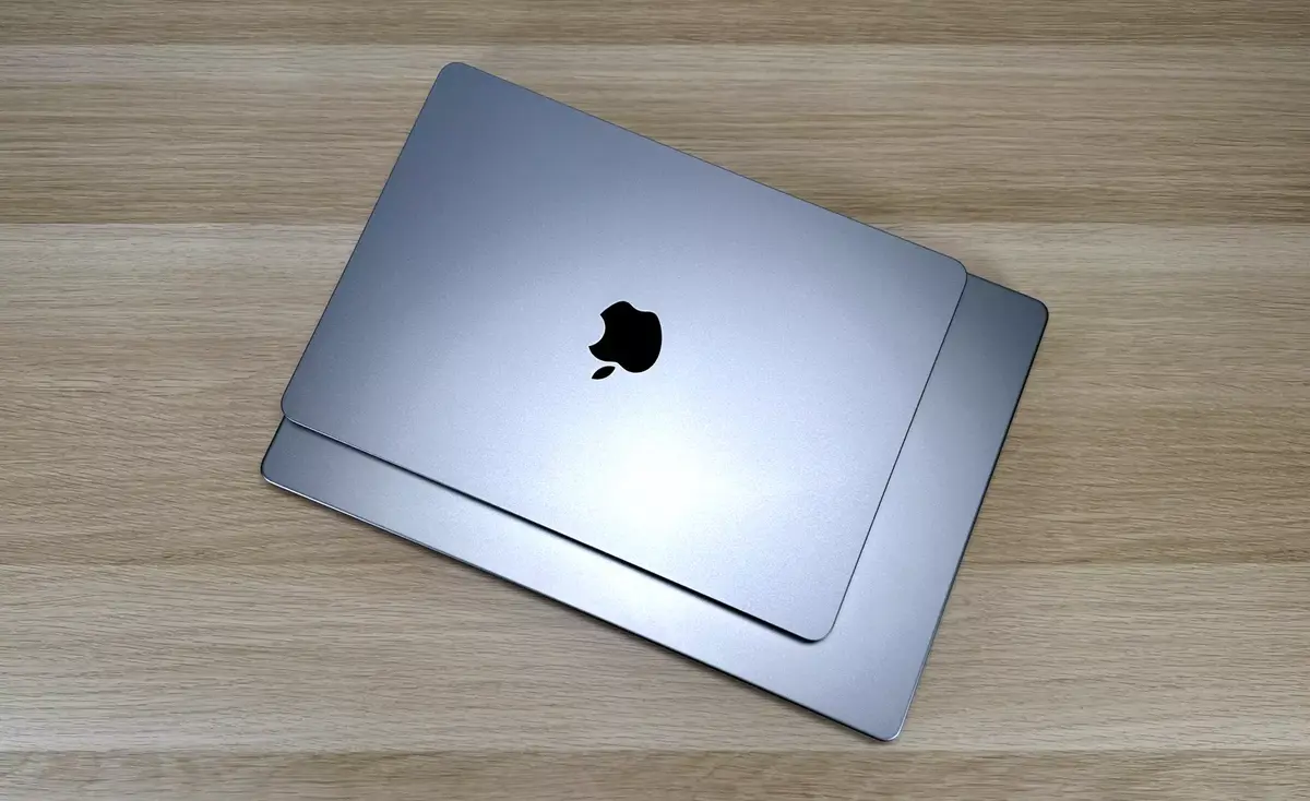 MacBook Pro 16 pouces dessous, MacBook Air 13 pouces dessus