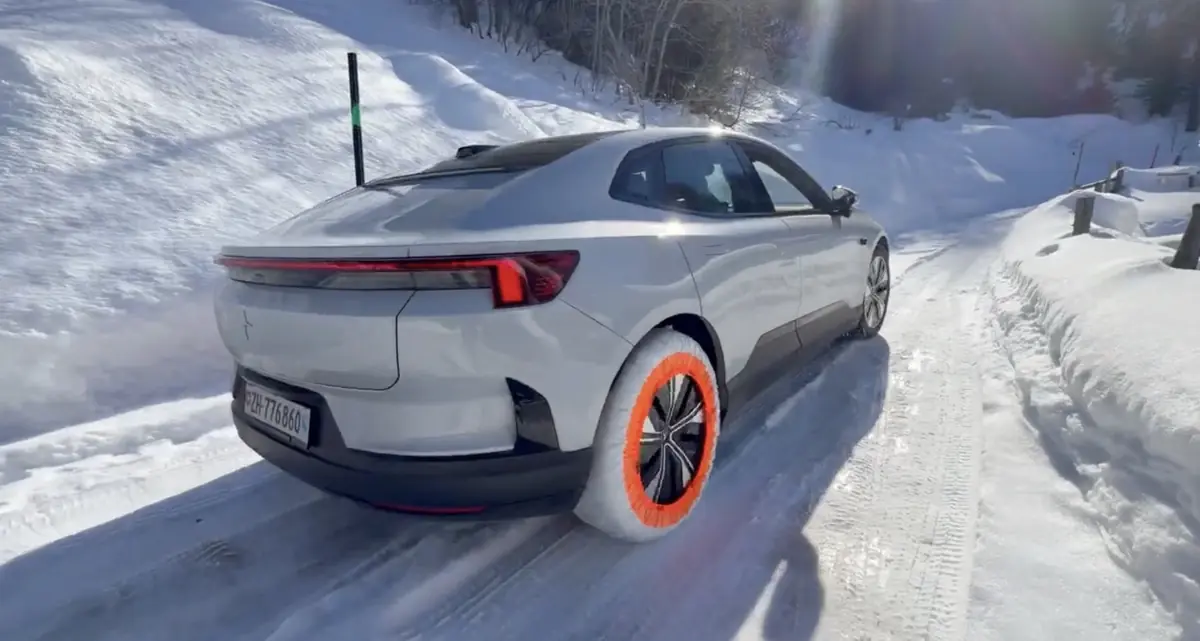 On a plant&eacute; une Polestar 4 Propulsion dans la neige pour tester les chaussettes ISSE (vid&eacute;o)