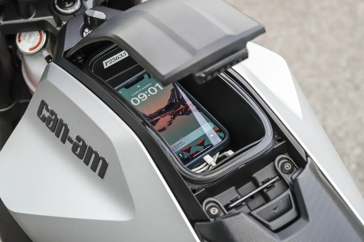Essai de la Can-Am Pulse, la premi&egrave;re moto &eacute;lectrique &eacute;quip&eacute;e de CarPlay
