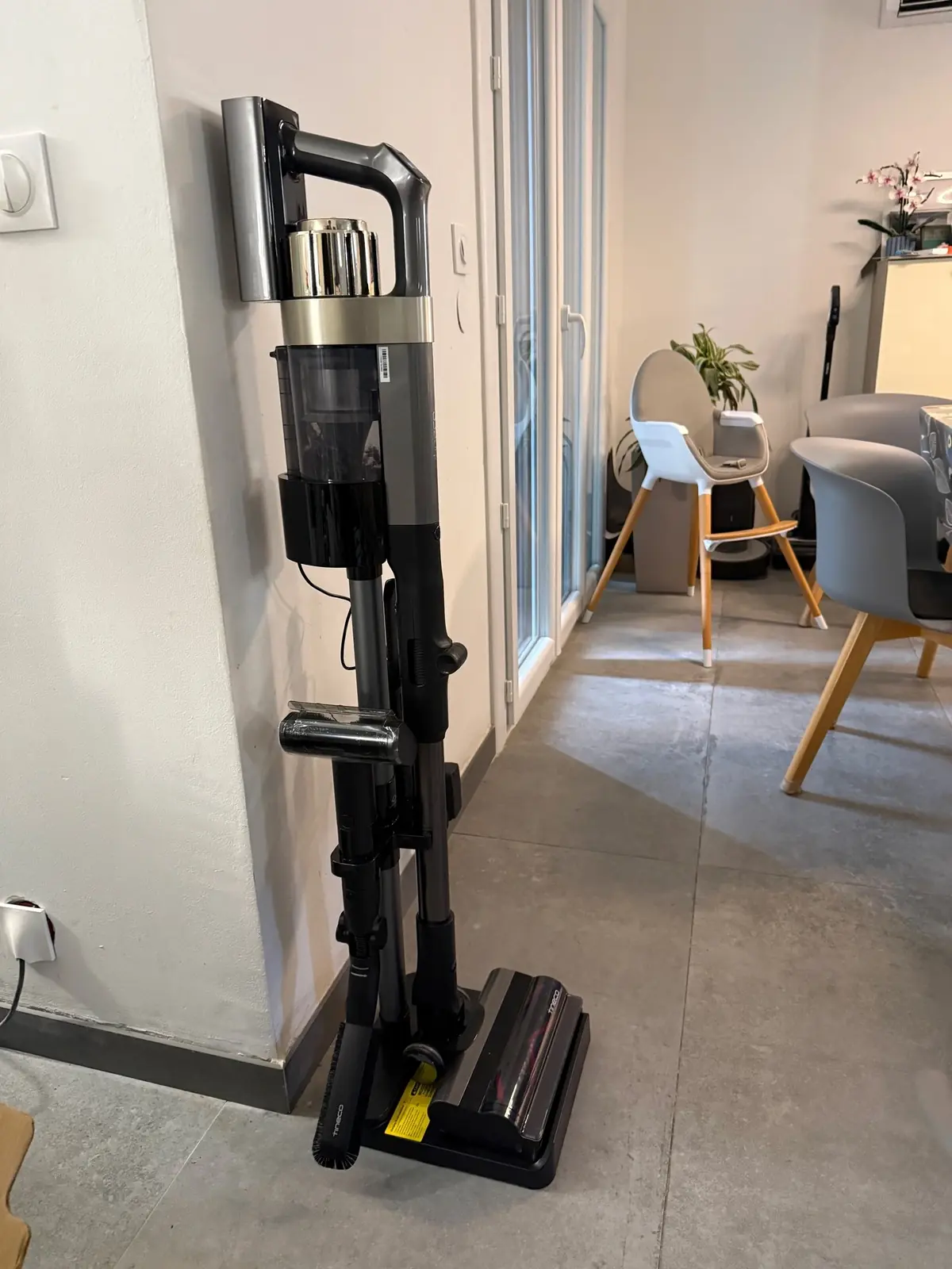 Le socle de recharge prend malheureusement beaucoup de place.