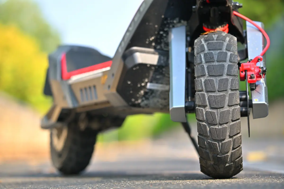 Test Navee XT5 Ultra&nbsp;: deux moteurs et un confort de scooter