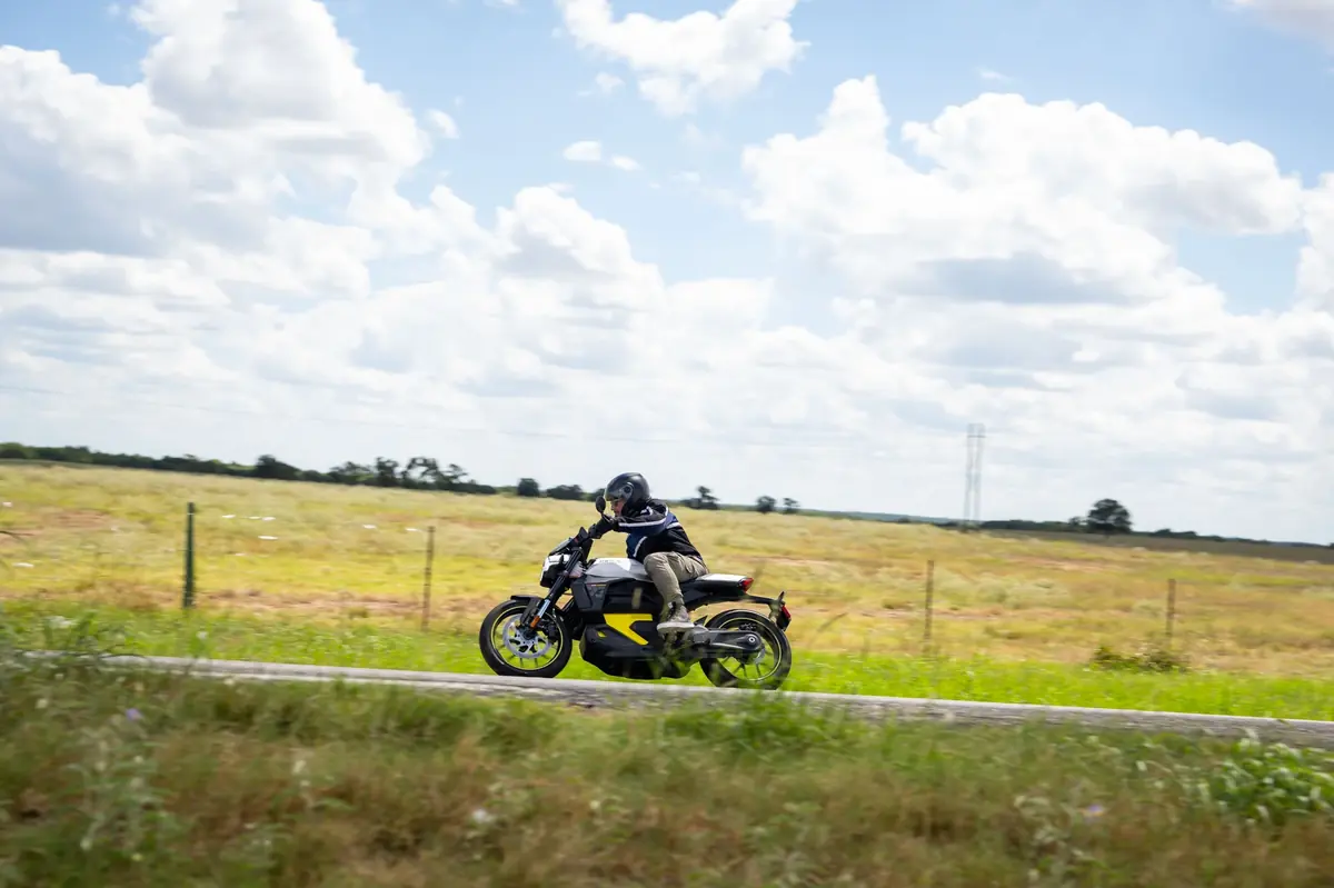 Essai de la Can-Am Pulse, la premi&egrave;re moto &eacute;lectrique &eacute;quip&eacute;e de CarPlay