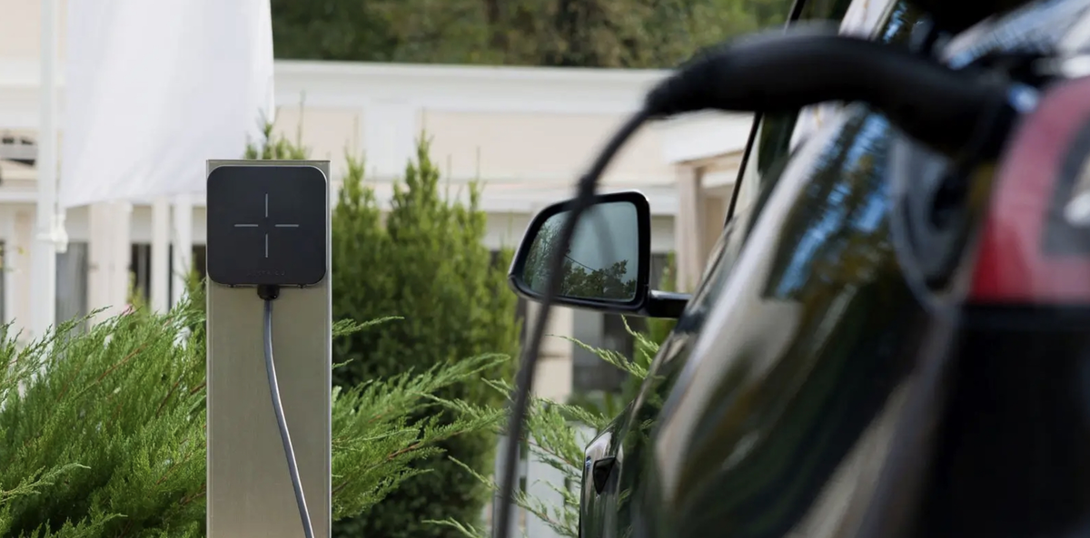 Présentation de la borne de recharge électrique Lektrico : câble attaché légal, délestage, solaire..