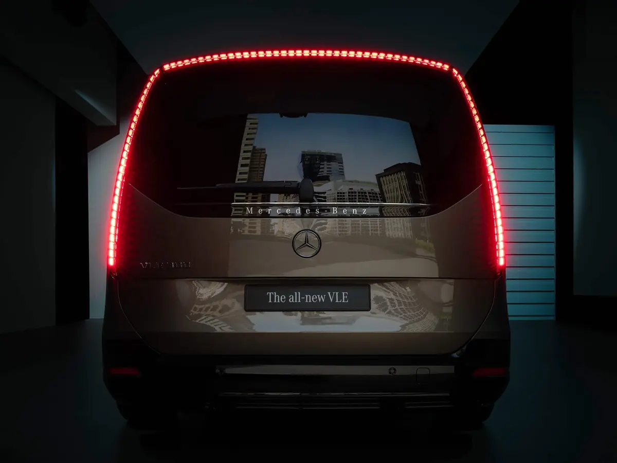 Le hayon s'ouvre en deux parties, une n&eacute;cessit&eacute; dans les parkings.