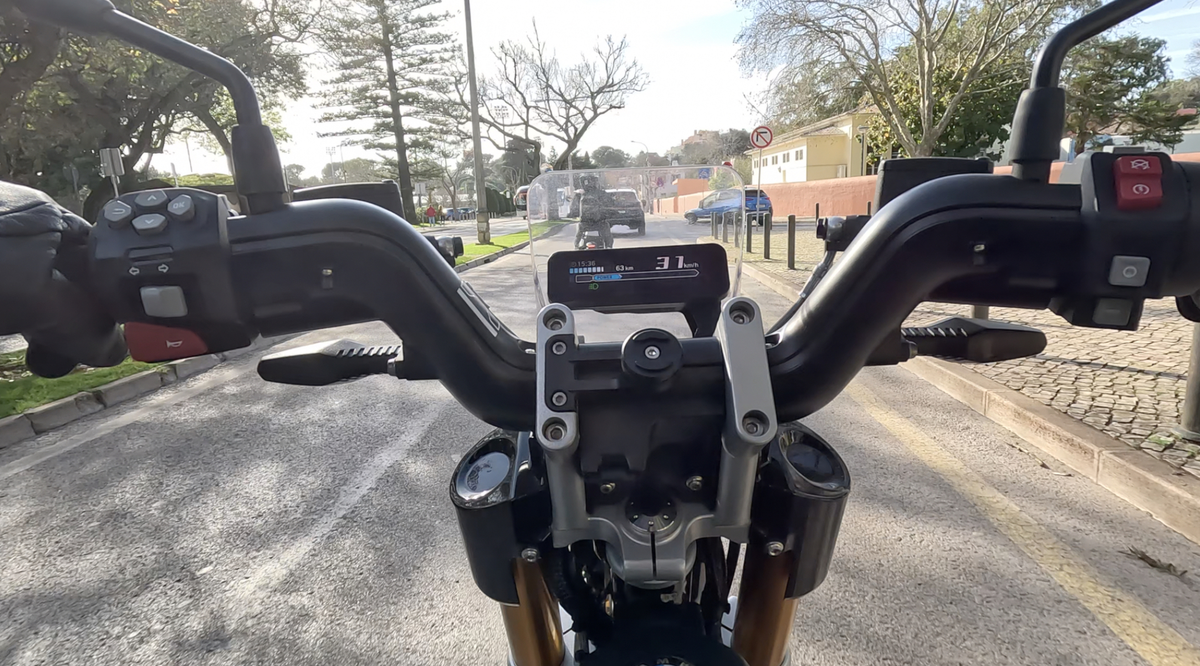 Essai BMW CE02 : une moto électrique au look futuriste accessible dès 14 ans !