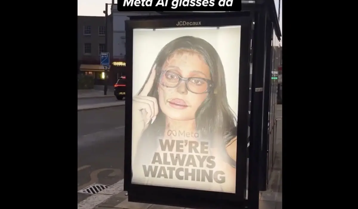 Des activistes couvrent des abribus de Londres de fausses pubs Meta contre les lunettes espionnes