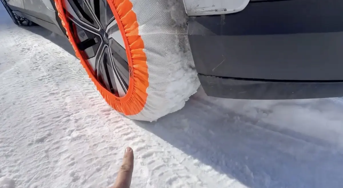On a plant&eacute; une Polestar 4 Propulsion dans la neige pour tester les chaussettes ISSE (vid&eacute;o)