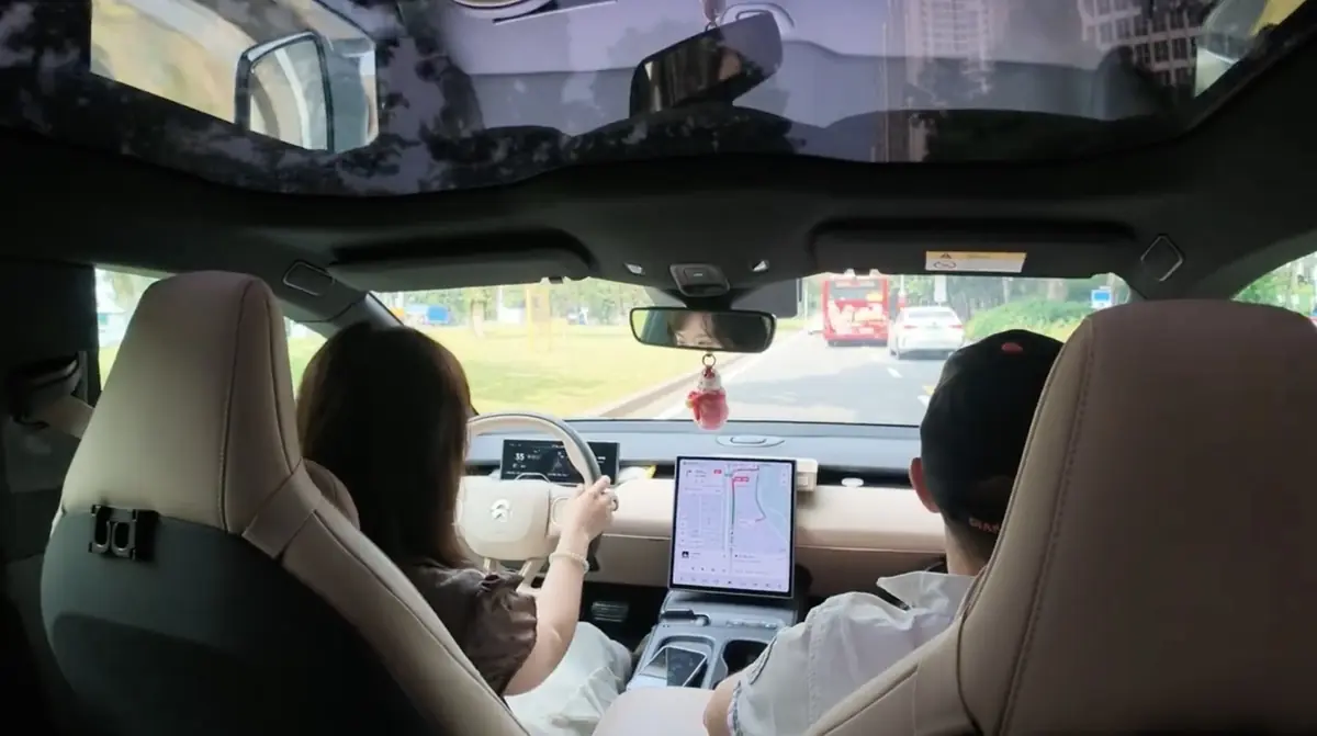 3mn pour charger sa voiture&nbsp;? J'ai test&eacute; le "Swap" de batterie en Chine&nbsp;: finalement, pas si mal&nbsp;?