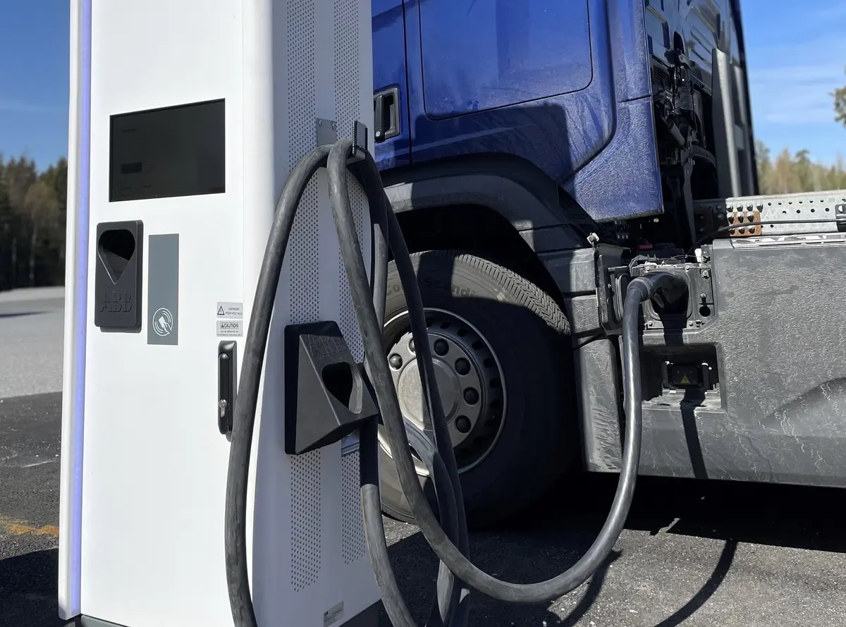 Première charge d'un camion électrique sur une borne un MegaWatt avec ABB et Scania