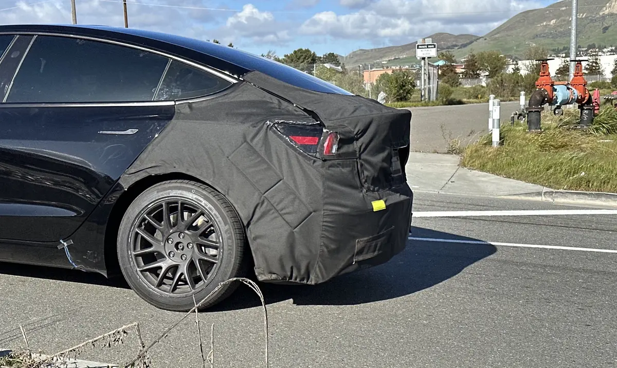 Tesla : le Model 2 camouflé, un Magic Dock aux USA, la Model 3 2023 de sortie et Cybertruck Offroad