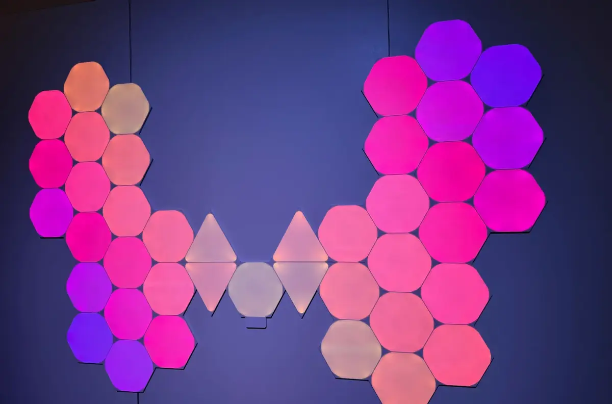 Philips Hue mise sur l&rsquo;IA, et s'ouvre &agrave; Nanoleaf et Sonos
