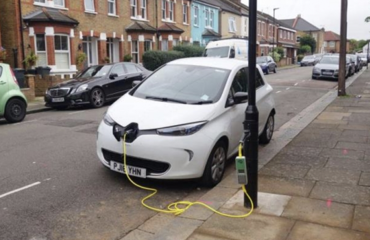 Oh qu'il est malin ce câble de charge pour voiture électrique !