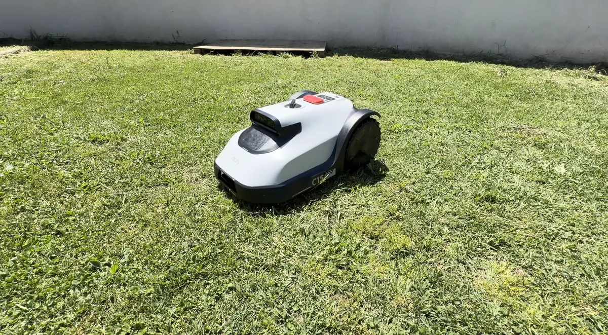 Test Eufy C15&nbsp;: le premier robot-tondeuse d&rsquo;Anker peut-il convaincre&nbsp;?
