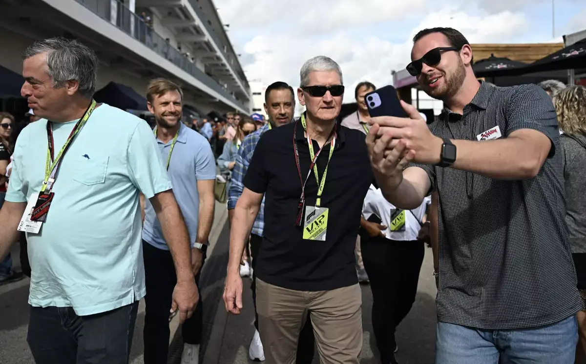 Tim Cook agite (doucement) le drapeau du GP de F1 des États-Unis