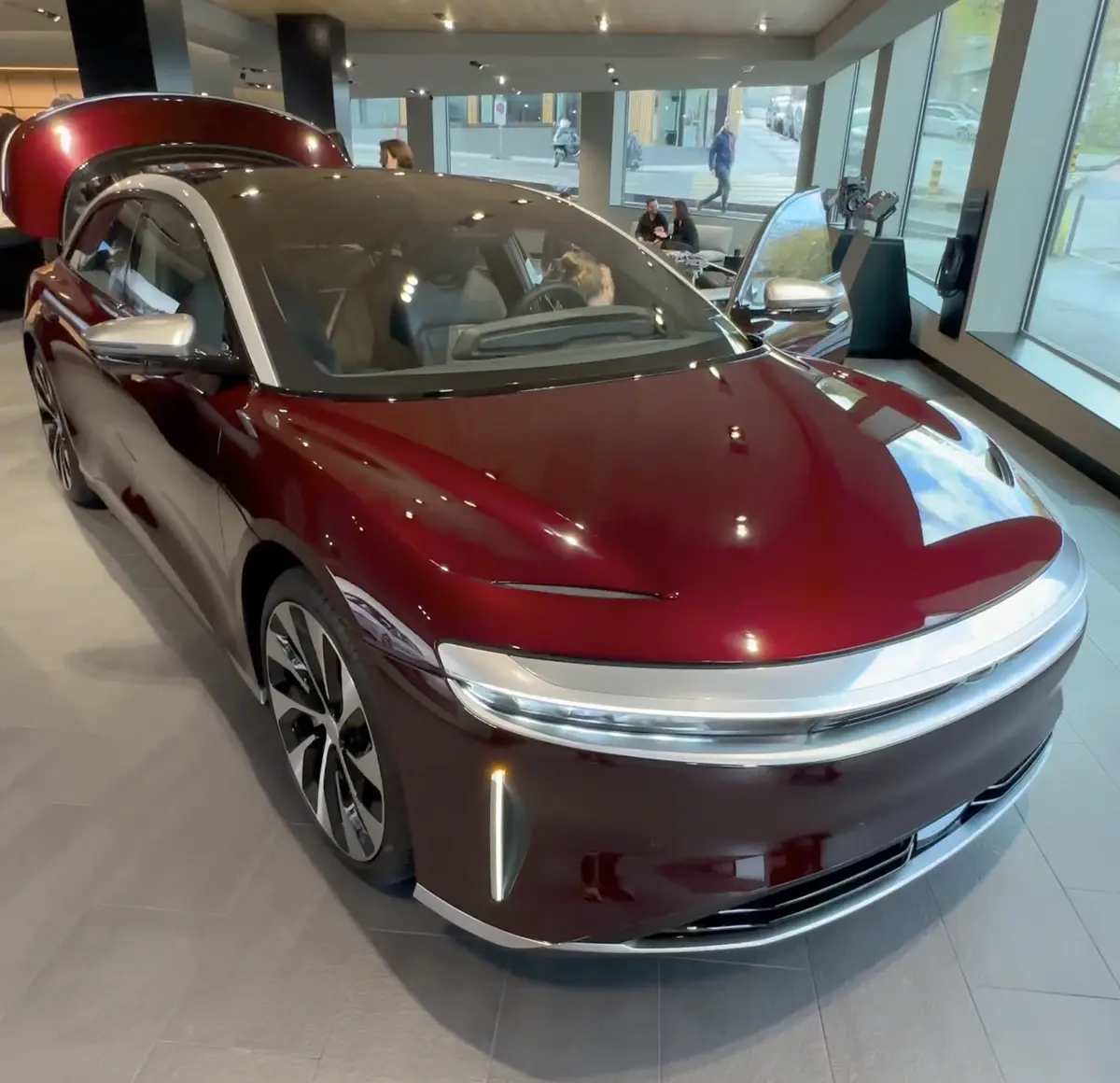 Coup d'oeil sur la Lucid Air (vidéo à Genève) concurrente de la Tesla Model S