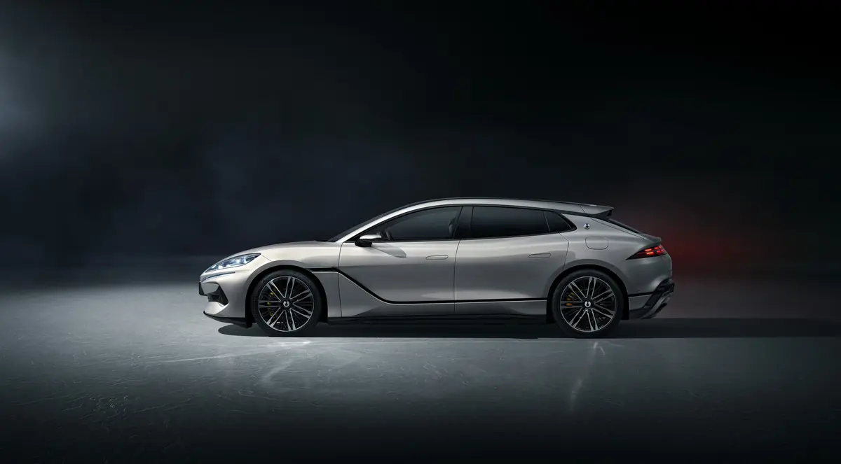 Op&eacute;ra Garnier, Jet Set, Danseuses et Denza Z9GT, une voiture chinoise &agrave; 120 000&euro; tr&egrave;s sophistiqu&eacute;e